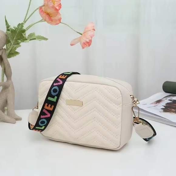 Unbranded Handbags - Quilted Cream Crossbody Bag NIP